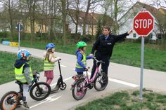 Kinder der Kita Max & Moritz testen unter Anleitung der Bürgerpolizistin Anja Pippert den Verkehrsgarten.