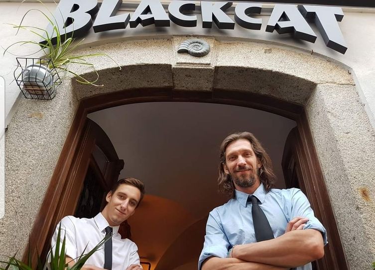 Christian Caveglia (rechts) und sein Sohn haben ihre Stammkundschaft stets freundlich bedient. Jetzt sucht die Bar nach neuen Nachfolgern. Foto: privat