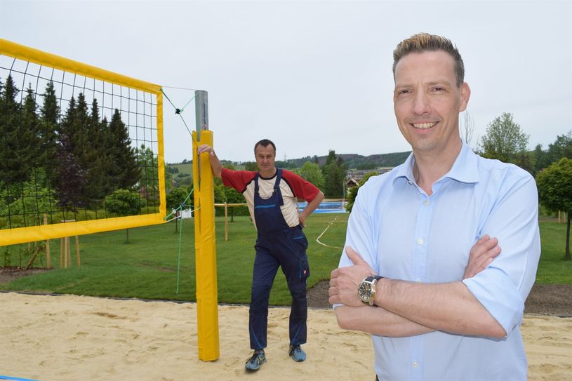 Im Wilthener Freibad gibt es viele Neuerungen zu bestaunen. Der Bürgermeister Michael Herfort (vorn) und der Badbetriebsleiter André Martin stehen auf dem neuen Volleyballplatz