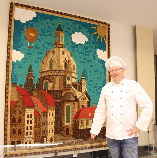 Matthias Walther vor seinem Keksgemälde.