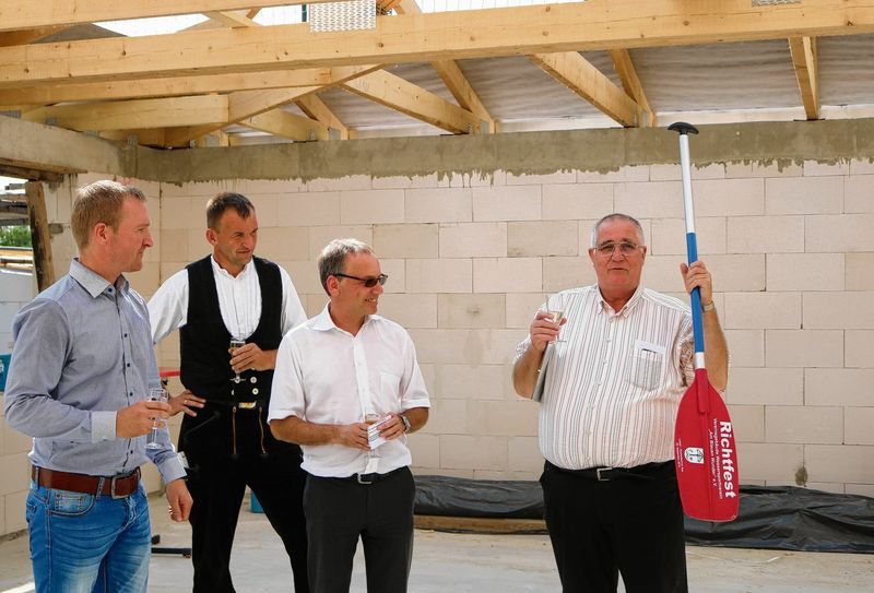 Mit einem symbolischen Paddel hießen Bürgermeister Thomas Leberecht und Björn Stramke von der ausführenden Baufirma WSV-Finanzer Hans Effenberg und Vereinschef Uwe Schneider (v.l.n.r.) in ihrem neuen Stützpunkt am Dreiweiberner See willkommen. Foto: mft