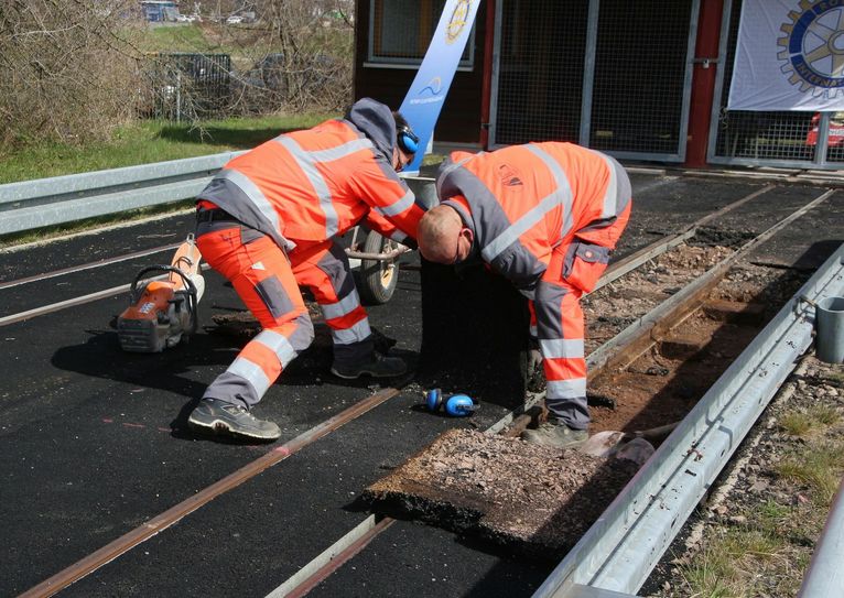 Die Arbeiter der Firma OptiBau rücken dem verschlissenen Belag mit Muskelkraft zu Leibe. Bereits im Mai sollen unter dem Kommando von Trainer Gerd Leopold Bobstar Francesco Friedrich und weitere Nachwuchs-Olympiahoffnungen wieder an ihrer Startzeit arbeiten können. Fotos: Farrar