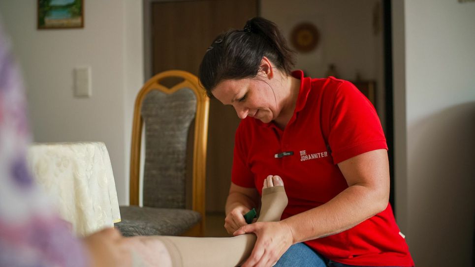 Eine Mitarbeiterin aus der ambulanten Pflege im Regionalverband Dresden. Foto: Tobias Ritz