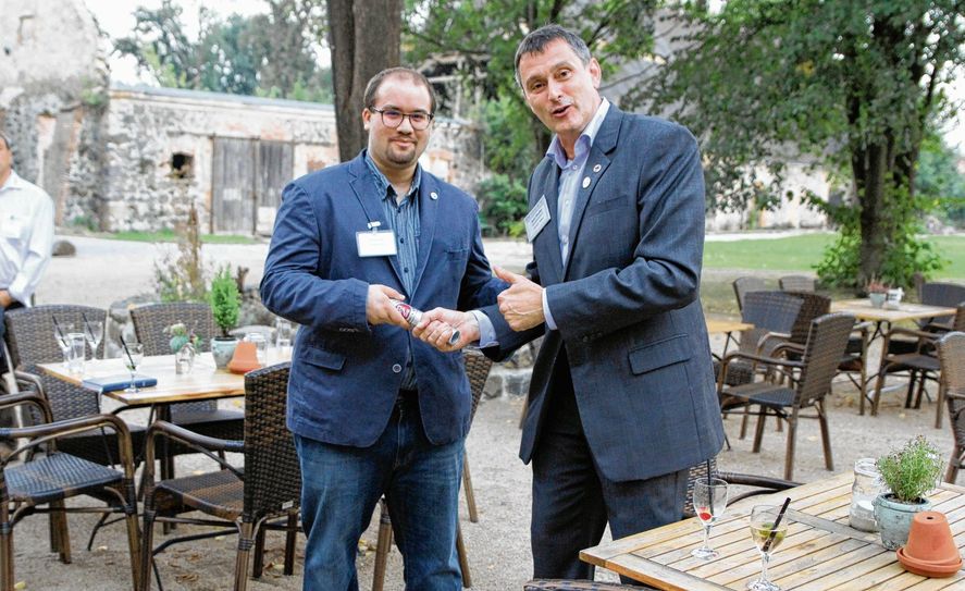 Übergabe: Randy Morales (links) übernimmt die Region Lausitz von Jens Fiedler. Foto: PR
