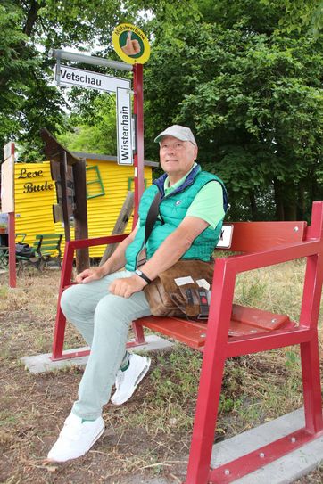 Martin Minde sitzt auf der Mitfahrerbank im Vetschauer Ortsteil Tornitz. Er hatte die Idee für diese alternative Beförderungsmöglichkeit in der ländlichen Region um Vetschau. Foto: sts