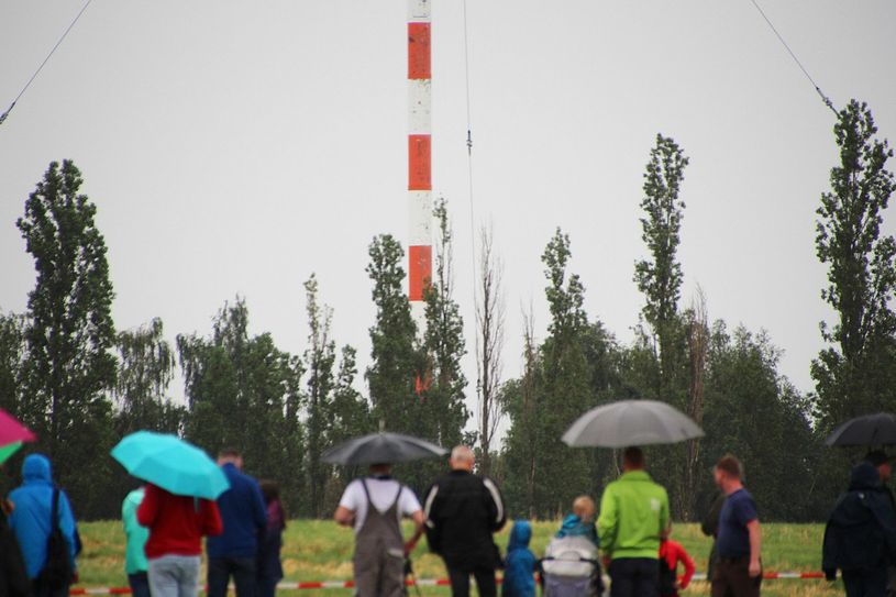 Warten auf den Moment: Wer gut vorbereitet zur "Sprengung" kam, hatte natürlich einen Regenschirm dabei.