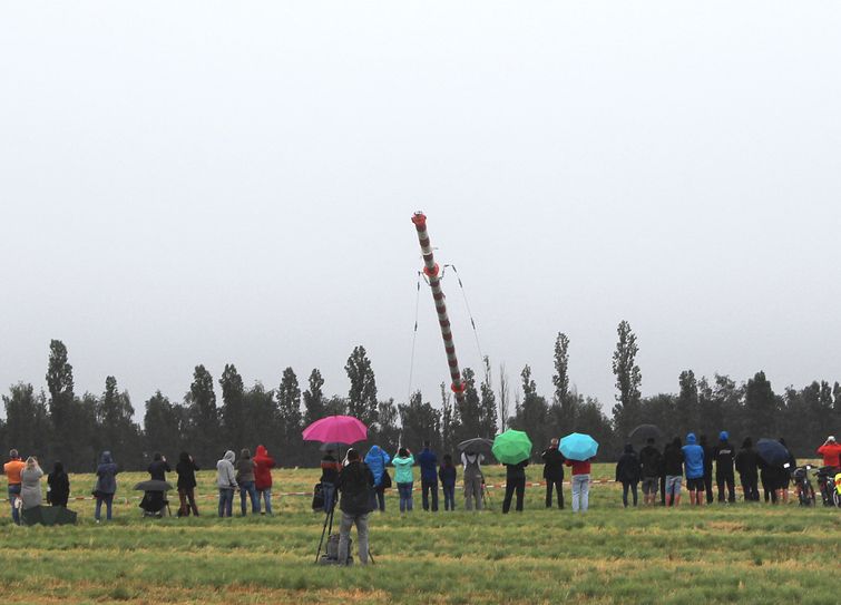 Gegen 10.20 Uhr setzte sich der Mast dann in Bewegung. Fotos: Schramm