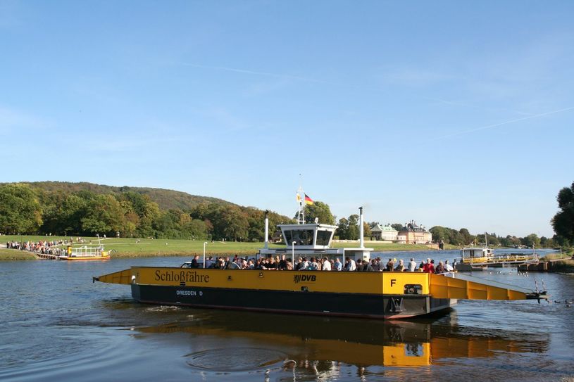 Die Fährstelle Kleinzschachwitz mit Schlossfähre (Bj. 1994) im Jahr 2006. Foto: DVB AG