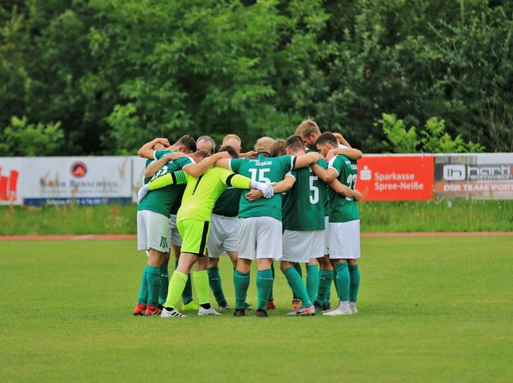 Die Spieler und Mitglieder des SVE tragen den Namen »Einheit« nicht nur auf den Rücken. Foto: Emely Schelzke