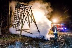 Zwei der Jagdkanzeln brannten lichterloh.