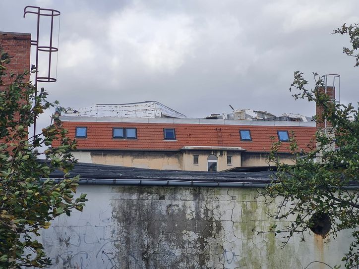 Das Dach eines Gebäudes an der Berliner Straße wurde stark beschädigt. Foto: Große Kreisstadt Weißwasser