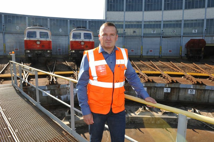 Alexander Helbing, Leiter der Außenstelle Senftenberg, freut sich auf viele Gäste zum Tag der offenen Tür. Unter anderem kann man auch einen Blick in die russischen Dieselloks 232/233 machen, die hinter ihm zu sehen sind. Foto Peter Aswendt