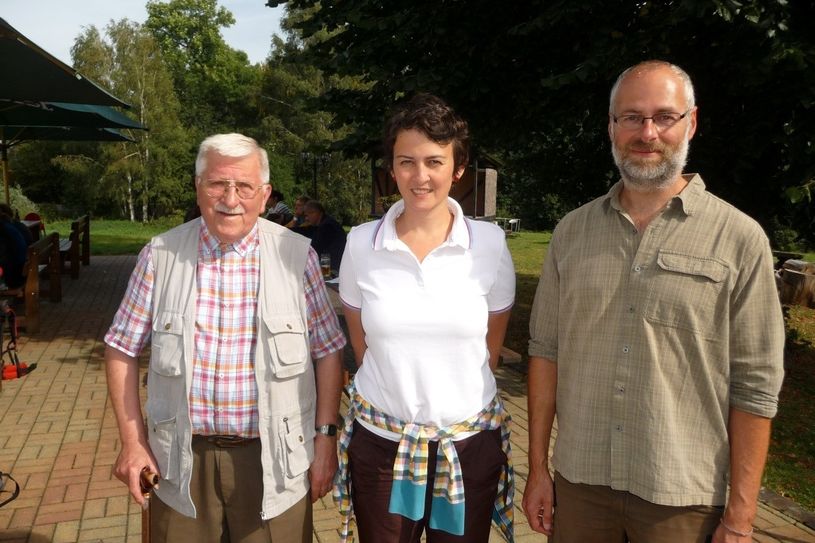 Klaus Fiedler, Konsulin Lenka Konselova und Tomas Salov auf dem Weg zum Wolfsberg. (v. li.)