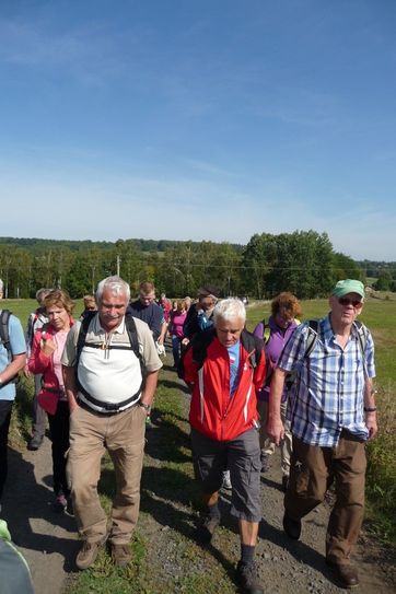 Die über 100 Teilnehmer machen sich auf den Weg zum Wolfsberg. Fotos: privat/Fiedler