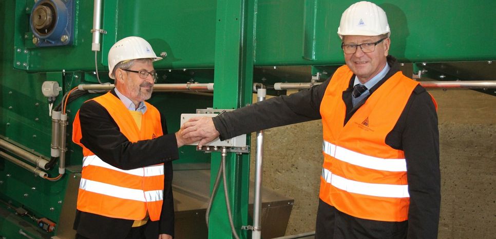O‘zapft is! Umweltminister Axel Vogel und Landrat Siegurd Heinze starten den Probelauf für die neue AEV-Anlage im BEZ Freienhufen.