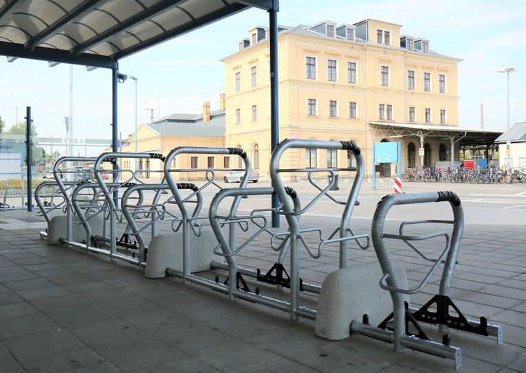 Auf Grund des gestiegenen Bedarfs hat die Stadt Riesa an der Bus-/Bahn-Übergangsstelle neue Fahrrad-Abstellmöglichkeiten geschaffen.  Fotos: U. Päsler, Stadt Riesa