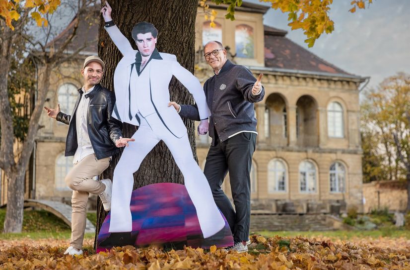 Im Disco-Fieber: Comödien-Geschäftsführer Olaf Maatz und künstlerischer Leiter Christian Kühn am Elbschloss Übigau.