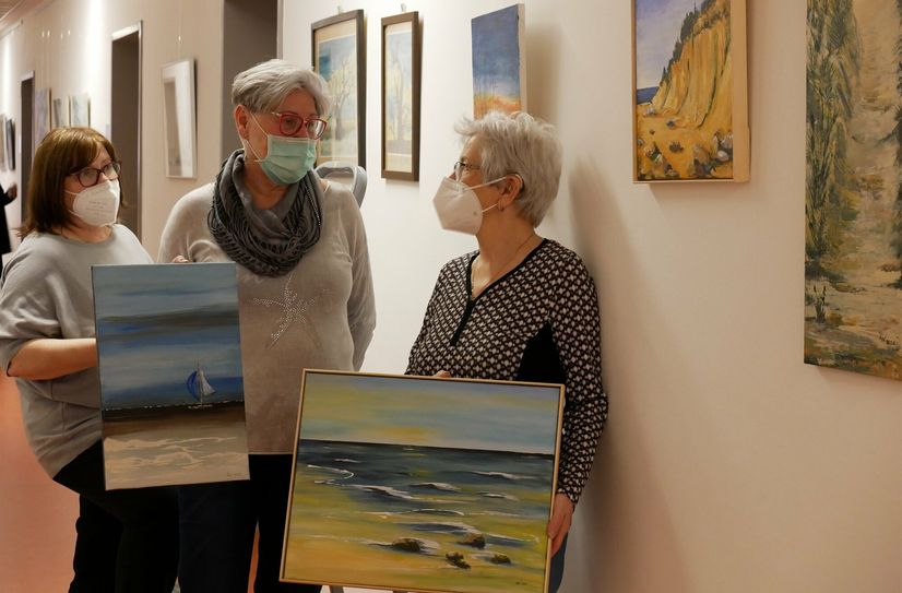 Anita Guske, Julia Wiesner und Monika Weist (v.l.) bei der Bilderauswahl für die neue Ausstellung.