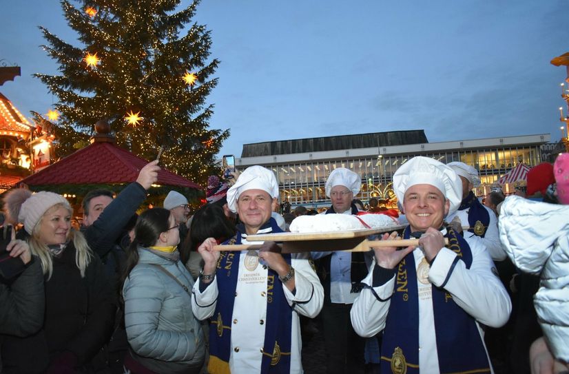 Dresdens Bäcker brachten einen 2,22 Meter langen Stollen zum Striezelmarkt - erst mit dem Anschnitt durch OB Dirk Hilbert ist der weithin bekannteste Weihnachtsmarkt erst eröffnet. Der Rathauschef verkündete noch lachend, die Stück in der Mitte seien die Besten - und war zufrieden. Hunderte drängten sich vor der Bühne zur Eröffnung. Der Wunsch, endlich wieder Weihnachten im Markttrubel zu genießen war riesig. Bis Heiligabend können sich die Dresdnerinnen und Dresdner jetzt täglich von 10 bis 21 Uhr in Weihnachtsstimmung versetzen.