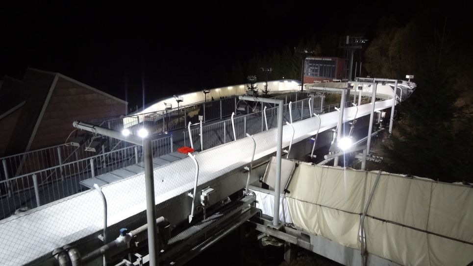 Der Altenberger Eiskanal bietet auch abends ein imposantes Bild. Foto: D. Förster