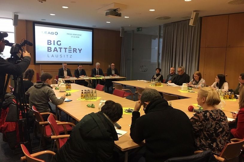 Kraftwerksleiter Oliver Stenzel, Frank Mehlow, Leiter Strategie Energiewirtschaft, Hubertus Altmann, Vorstand Kraftwerke und Wolfgang Rolland, Leiter Kommunikation stellten bei der LEAG am Standort Schwarze Pumpe das neue Bigbattery Projekt vor. Foto: LEAG