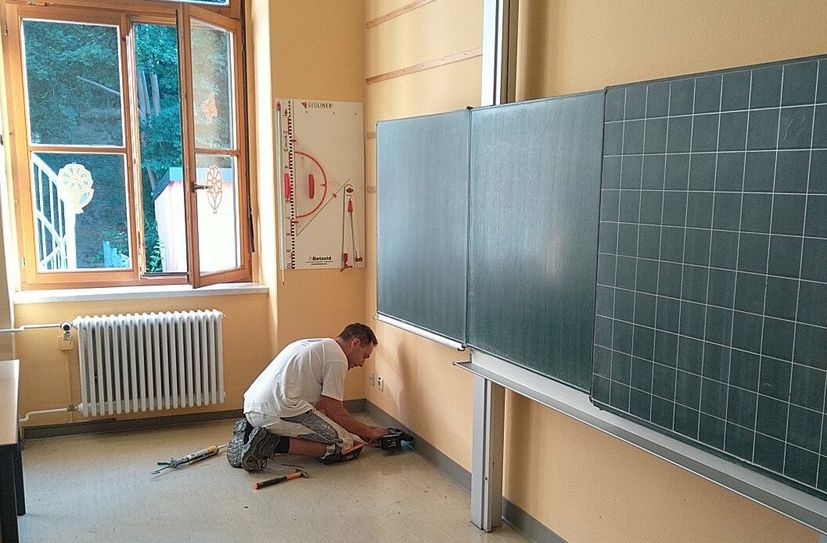 In der Grundschule Schandauer Straße wurden im Zuge der Malerarbeiten auch die Sockelleisten erneuert.