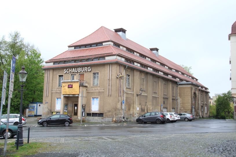 Die beiden Schriftzüge sollen aufgearbeitet und so wieder zum Strahlen gebracht werden. Fotos: Keil