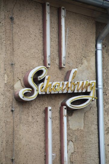 Die beiden Schriftzüge sollen aufgearbeitet und so wieder zum Strahlen gebracht werden. Fotos: Keil