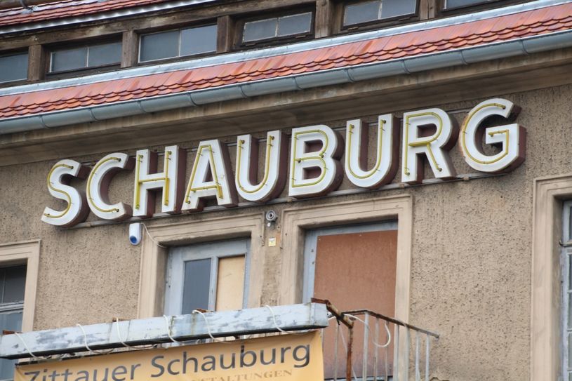 Die beiden Schriftzüge sollen aufgearbeitet und so wieder zum Strahlen gebracht werden. Fotos: Keil