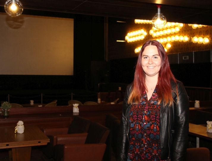 Lisa-Marie Schäfer in der Visionsbar der Zittauer Schauburg. Foto: Keil