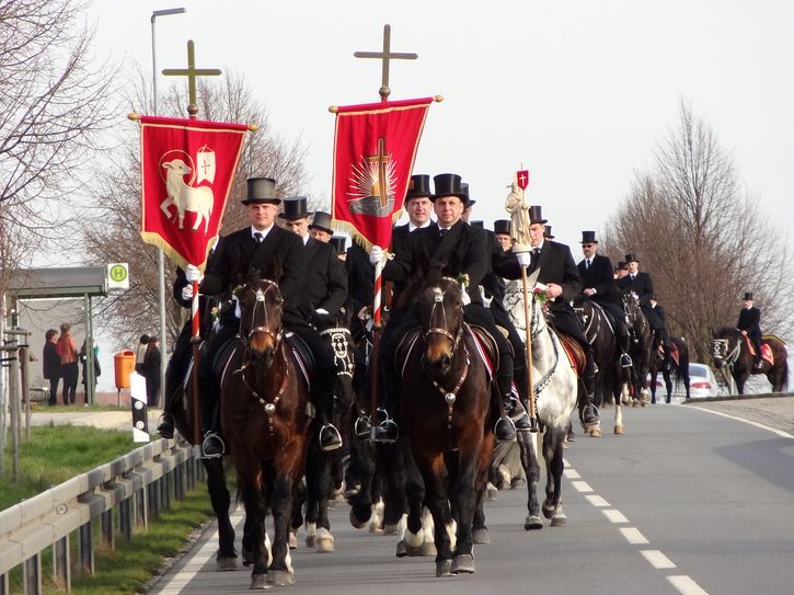 Osterreiter auf dem Weg nach Panschwitz-Kuckau Foto: Daniel Förster/Archiv