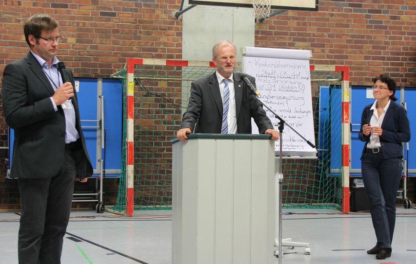 Axel Bremermann (RAA), Hermann Kostrewa und Annett Noack vom Landkreis sammeln die Fragen der Bürger.