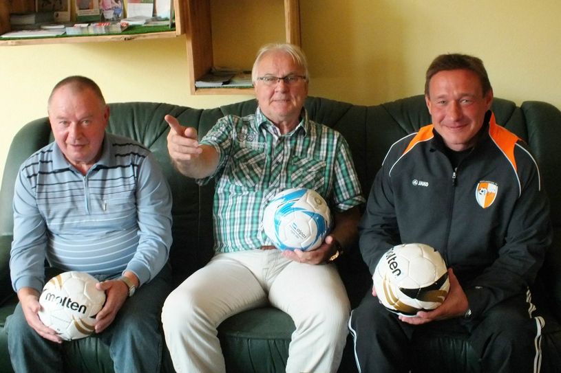 Gemeinsam mit Gerald Manja (l.) vom SV Aufbau Deutschbaselitz besuchte Peter Ducke am Montag auch Gojko Sinde (r.), den Geschäftsführer des Westlausitzer Fußballverbandes, in Kamenz. (Foto: rh)