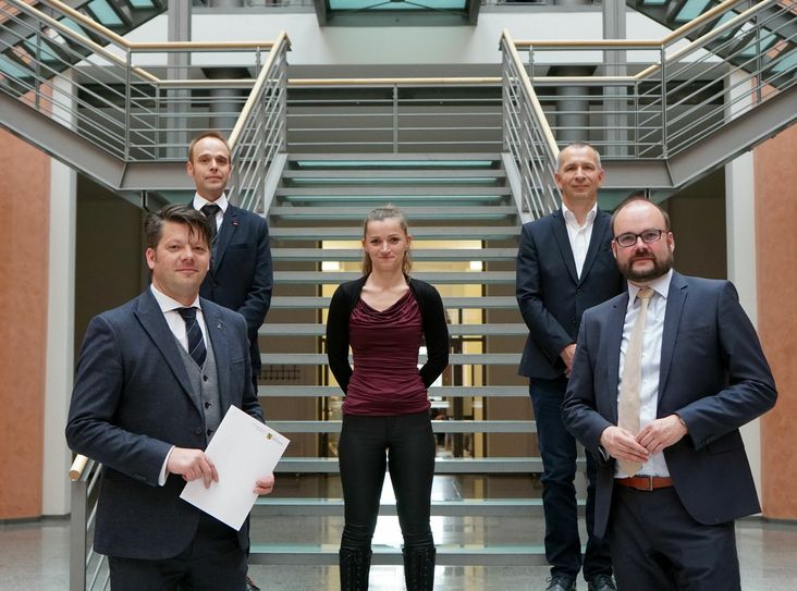 Der Fördermittelbescheid wurde am 28. Mai übergeben. V.l.n.r.: Zittaus Oberbürgermeister Thomas Zenker, Hauptamtsleiter Dr. Benjamin Zips, Heidi Eckart und Rüdiger Golbs (Mitarbeiter Hauptamt Stadtverwaltung Zittau), Staatsminister Christian Piwarz. Foto: SMK