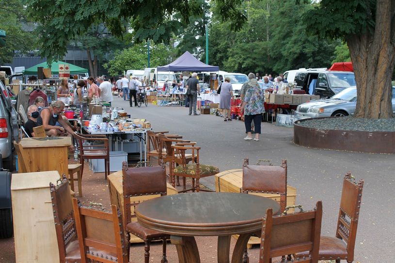Neben Trödel, Hausrat, Antiquitäten und Kindersachen werden auch Kleinmöbel auf dem Markt angeboten.
