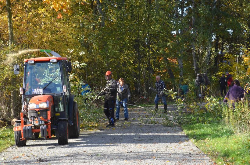 Auch vielfältige Technik der Branitzer Gärtner kam zum Einsatz, wie dieser Holzhacker. Foto: Karola Weber