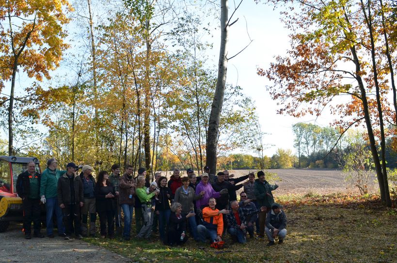Die Parkseminaristen zeigen stolz einen der von ihnen geöffneten Blicke vom Nördlichen Umfahrungsweg in die historische Branitzer Feldflur. Foto: Karola Weber