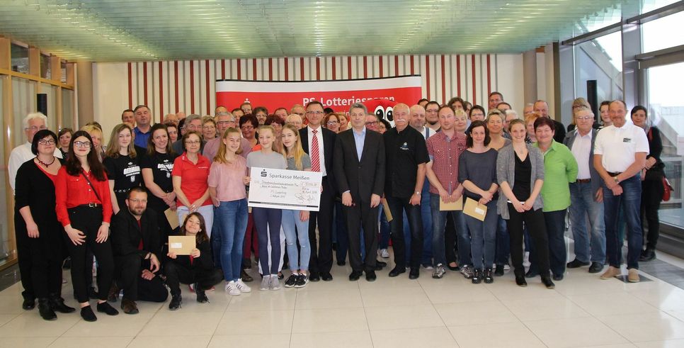 Vertreter von 63 Vereinen aus dem Landkreis Meißen konnten sich in der vergangenen Woche über Zuwendungen in Höhe von insgesamt fast 94?000 Euro freuen.  Foto: Farrar
