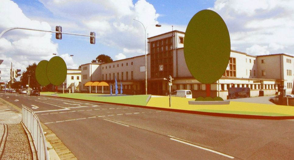 So sieht der Bahnhofsvorplatz heute aus: Eine unstrukturierte Freifläche mit grauem Pflaster, Taxis direkt vorm Eingang und ohne Trennung von Fußgängern, Radfahrern oder Autoverkehr. Die Gebietsverkehrswacht sieht hingegen eine gut gegliederte Fläche für alle Nutzer mit einer optisch ansprechenden Gestaltung mit Grün vor, die zum besonderen Haus passt (Grafiken). Fotos: Farrar