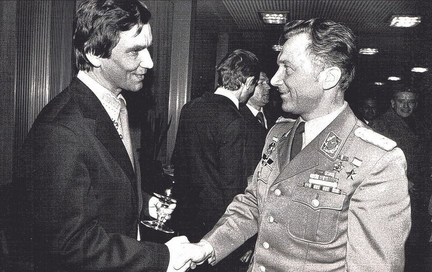 Stadthallendirektor Dieter Nehmzow begrüßt Sigmund Jähn. Foto: Erich Schutt