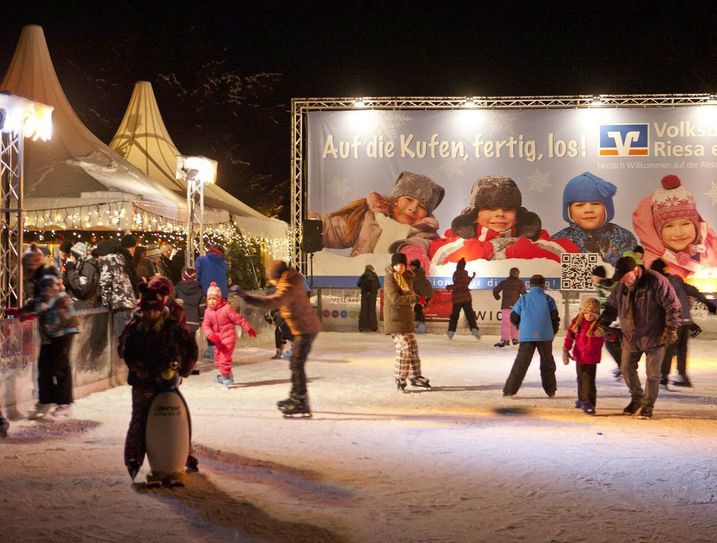 Die Eisbahn an der Freitreppe öffnet in diesem Jahr bereits vor dem regulären Weihnachtsmarkt in Riesa. Foto: Archiv