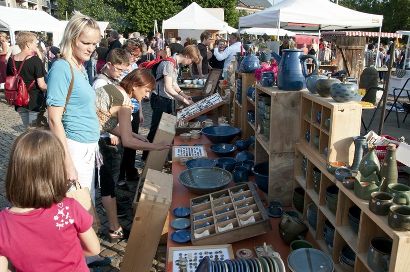 Weniger Stände, mehr Platz dazwischen: Der 25. Dresdner Keramikmarkt wird anders aussehen als in den Vorjahren. Foto: Stadt/Thomas Gnauck