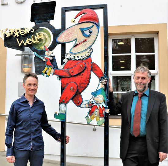Ralf Uschner und Tom Böhm freuen sich über das Mitbringsel von Puppenbauer Jürgen Maaßen. F:cjw