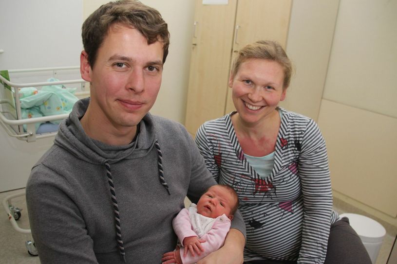 Laura Büschel erblickte am Neujahrstag um 7:26 Uhr das Licht der Welt. Robert Büschel und Anja Vogt lernten sich durch die Arbeit bei der DLRG Cottbus kennen. Foto: jho