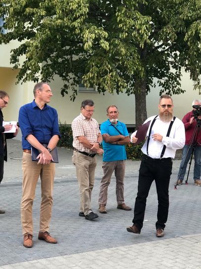 Andreas Fredrich, Bürgermeister der Stadt Senftenberg (2.v.l.) Tobias Dorn, Bereichsleiter Wohnungswirtschaft der KWG (2.v.r.) nahmen ebenfalls am Stadtteilspaziergang teil.