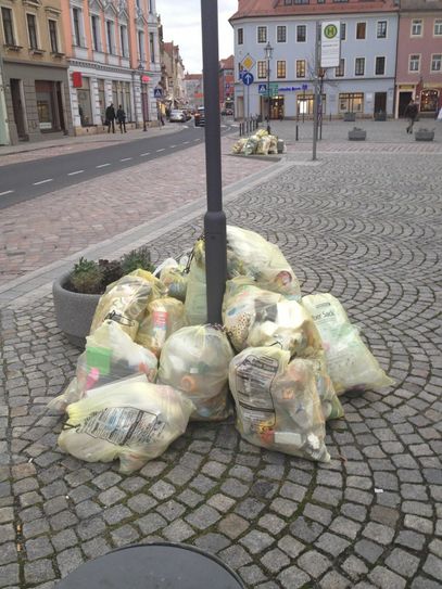 Für die Abholung bereit gelegt, wo andere ankommen. Aufgenommen an der Bushaltestelle am Roßmarkt in der Meißner Altstadt. 			          Foto: Schramm