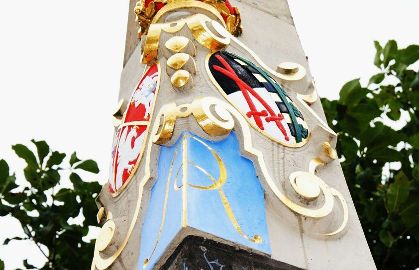 Immer wieder schmuck die Kurfürstlichen Insignien auf Sächsischen Postdistanzsäulen. Foto: Rodig