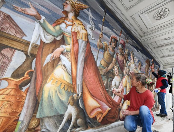 Letzte Arbeiten am ersten Bildfeld im 3. Obergeschoss de Altan Foto: Wolf