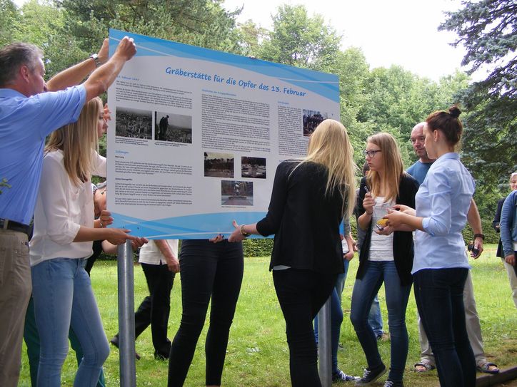 Auf dem Johannisfriedhof in Tolkewitz haben Schüler eine Informationstafel zu Kriegsopfern aufgestellt. Fotos: Riedel