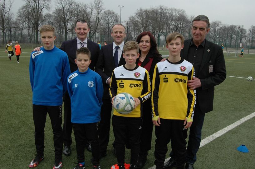 FK-Ústí-Geschäftsführer Petr Heidenreich, Dresdens Bürgermeister Dr. Peter Lames, Ústís Oberbürgermeisterin V?ra Nechybová sowie Dynamos Sportgeschäftsführer Ralf Minge besuchten am Donnerstag eine gemeinsame Trainingseinheit von Nachwuchsspielern beider Vereine im Sportpark Ostra. Foto: Pohl